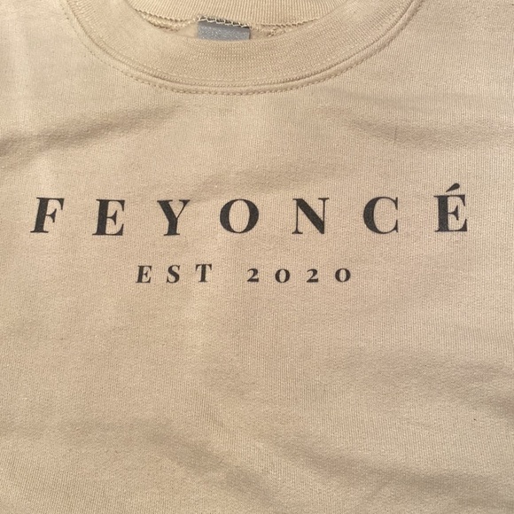 Gildan Women’s Feyonce Medium Cream Sweatshirt - Picture 2 of 6